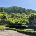隅櫓と背後にそびえる有子山