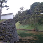 塀はわずかで堀に囲まれる（桝形内部から）