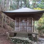 義経隠塔（蹴抜けの塔）