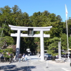 小国神社一の鳥居、参道を抜けて拝殿へ、左右は駐車場