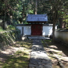 信康廟参道山手石垣崖沿いに白土塀