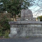 安中小学校前の石碑
