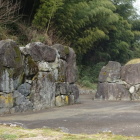 遊歩道の途中にある石門跡