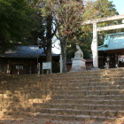 本丸の新田神社(右)と御嶽神社(左)
