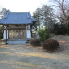 本郭に建つ四津山神社、右には土塁跡