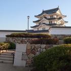 尼崎城址公園。模擬の石垣と土塀越しの天守