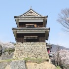 本丸南櫓を尼ヶ淵公園側より問題の石垣は右下方向