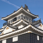 西日に輝く修復成った天守閣