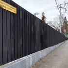 黒塀塗漆事業で黒く塗られた塀