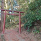 登城路に鳥居が立つ