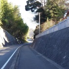 神社横の堀跡の道路