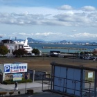 ⑥	駅前の歩道橋から見た琵琶湖