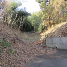 ホテル手前から堀・左右の土塁