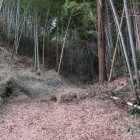 堀、左は倉跡