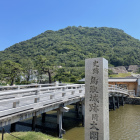 石碑と久松山の眺め