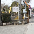 小学校正門に在る田中城本丸跡標柱