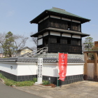 二階櫓を冠木門外より