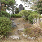 屋敷跡最後の藩主長勲なる石碑