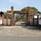 南側の冠木門