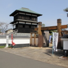 冠木門と本丸二階櫓