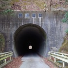 トンネルを抜けて行きます