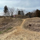 東三の郭から見た東ニの郭の虎口・土橋