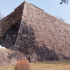 彦蔵の西側の道から見た石垣