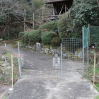 登城口その手前に駐車する