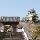 天守閣と四足門