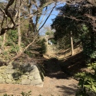 持仏堂曲輪腰巻石垣（左手前）と廊下橋（奥）