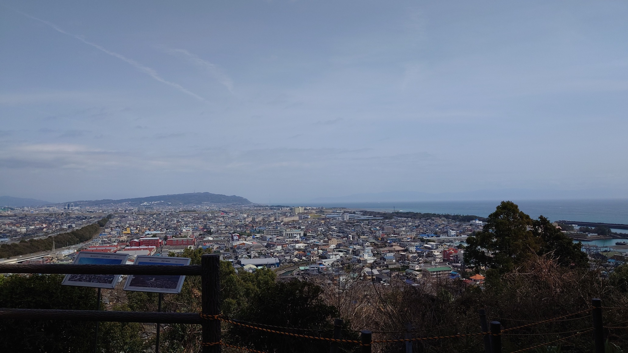 展望台から戸崎城方面を望む
