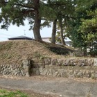 松が立つ土塁