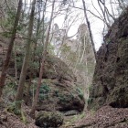 巨岩が転がる登城路