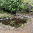 馬洗池、その上は桜馬場の切岸