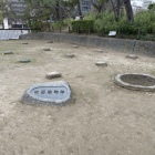礎石後と井戸跡