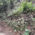 III郭東、登山道横の石垣