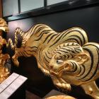 金の伏虎と鯱のレプリカ