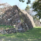 本丸南西角の高石垣と空堀を本丸下段より