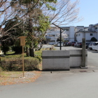 三の丸跡立札と玉城中学校裏校門