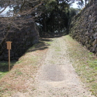 二の丸虎口跡を北側下より見上げる