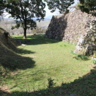本丸南側石垣と空堀を土橋より