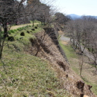 本丸下段西側の石垣と土塁