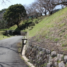 二の門より登る三の丸腰巻石垣と土塁法面