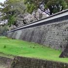 ②	復旧した長塀と坪井川
