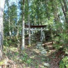 神社に向かう石段と鳥居