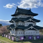 天守、左後方は岩木山