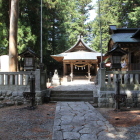 七久里神社本拝殿左は御柱