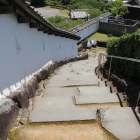 冠木門下から脇土塀付登城路