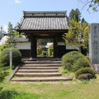 ５の曲輪に建つ松源寺と山門