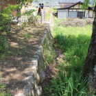 陣屋跡東面石垣を隣民家入口より南から北へ